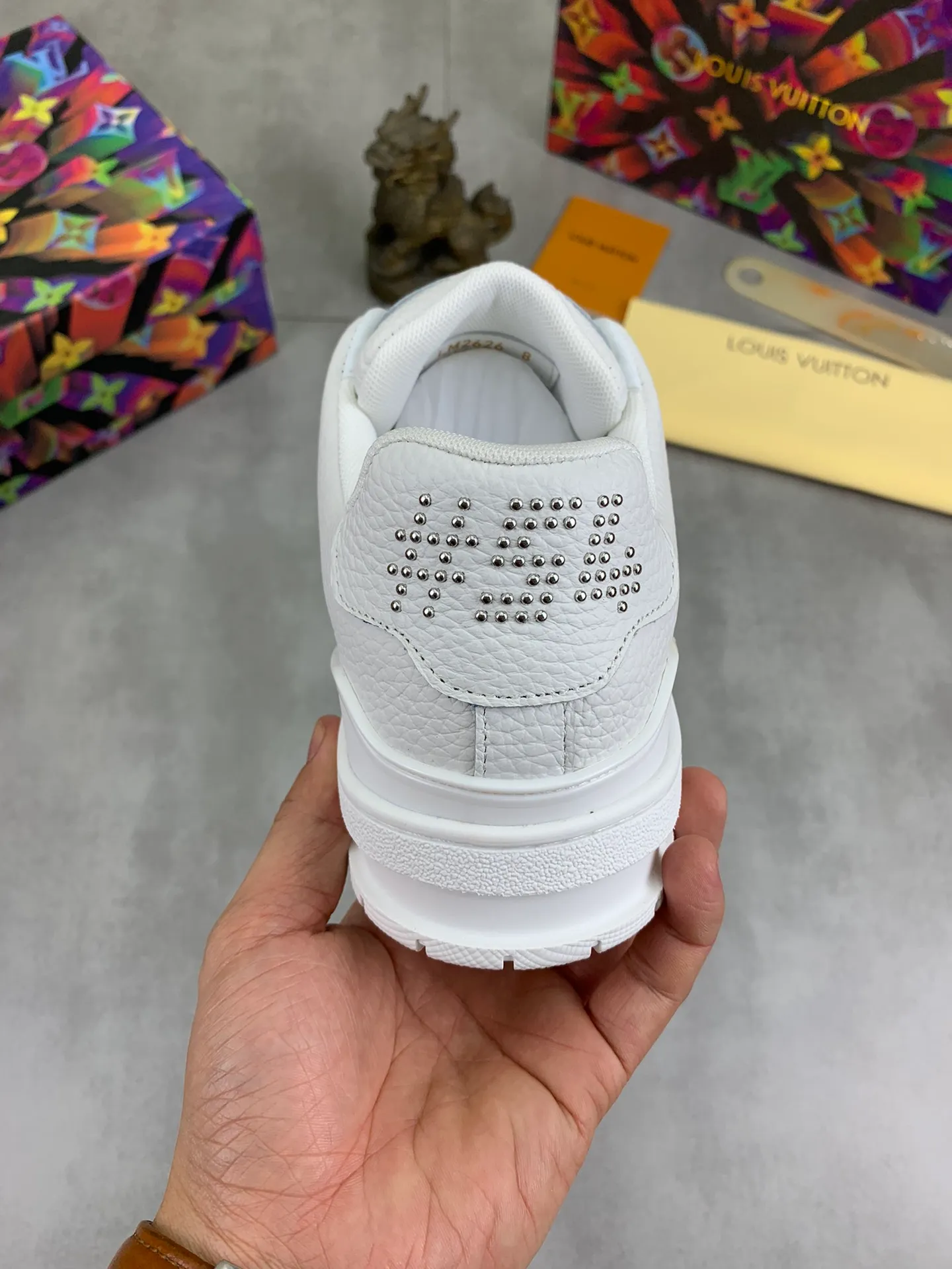 Men's shoes 💰P600 New style 💰💎💎Latest color High version 2025Louis*Vuitto* LV Traine Catwalk TRAINER outsole and fabric private model A shoe that definitely costs a lot of money and effort. This series was designed after the arrival of Vifgil. It is favored by many fans every season. Original TPU outsole Original packaging Men's size: 38-45 (46 can be customized) Color: black and white optional (available from stock, super fast delivery)